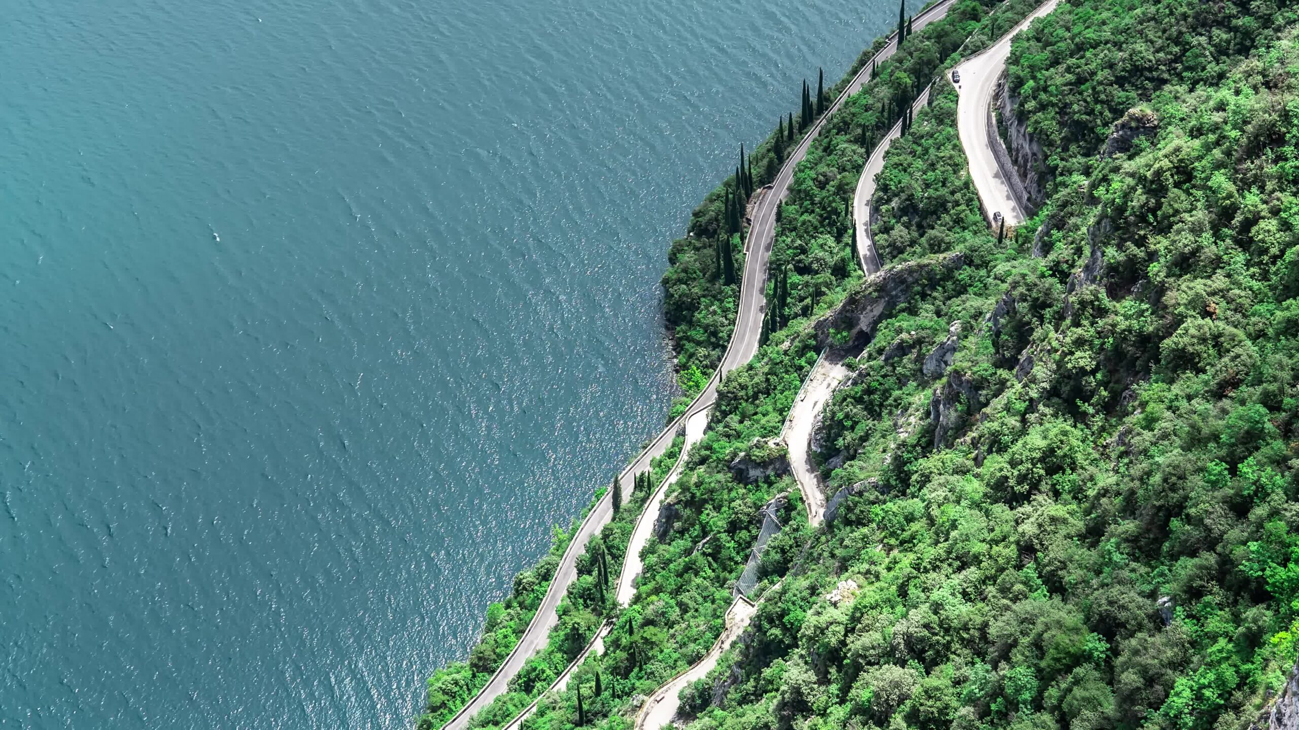 Strada in riva al lago di Garda dall’alto – Timelapse