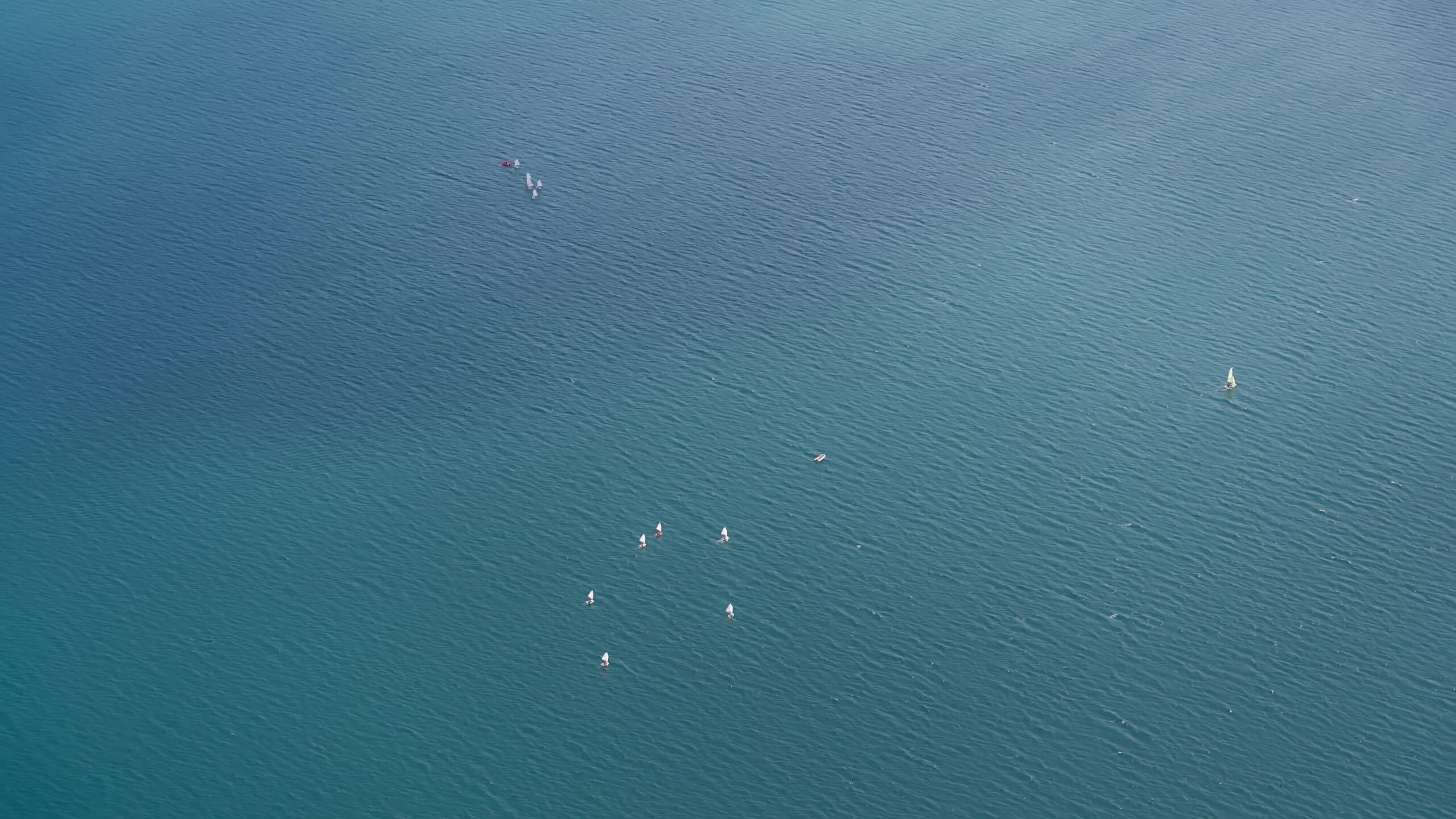 Barche in timelapse sul mare dall’alto