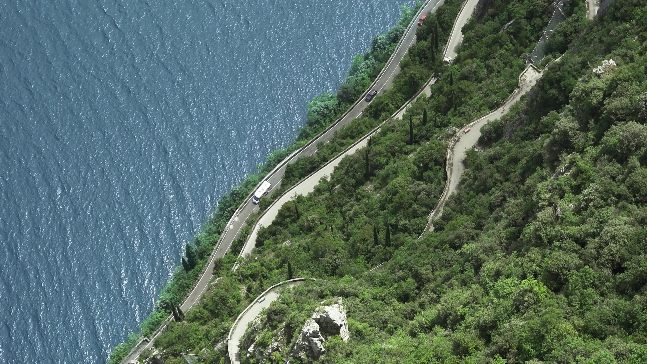 Automobili sulla strada in riva del lago di Garda