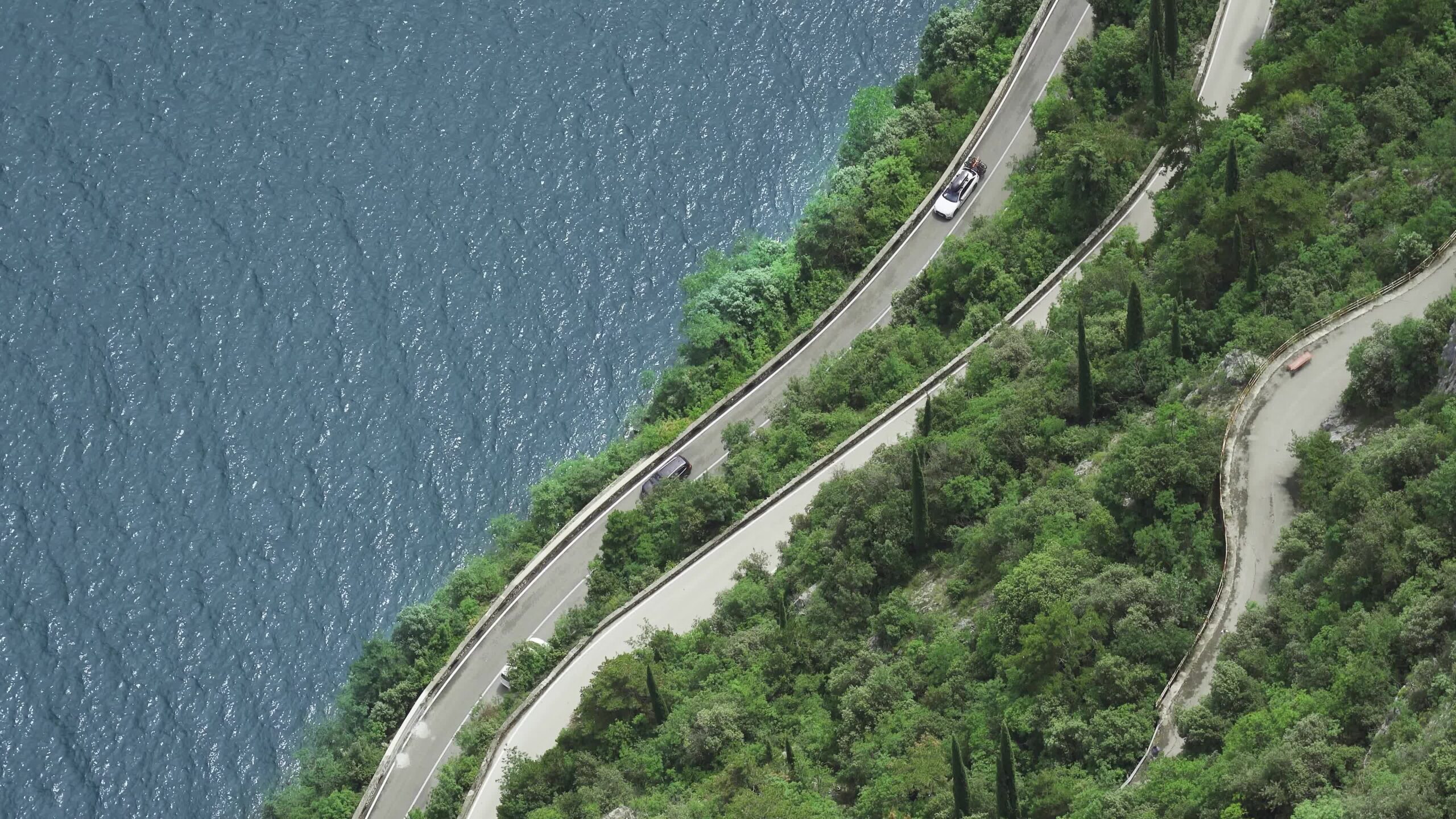 Vista dall’alto della strada in riva al Mare