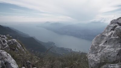 Panorama del Lago di Garda con Tempo Nuvoloso