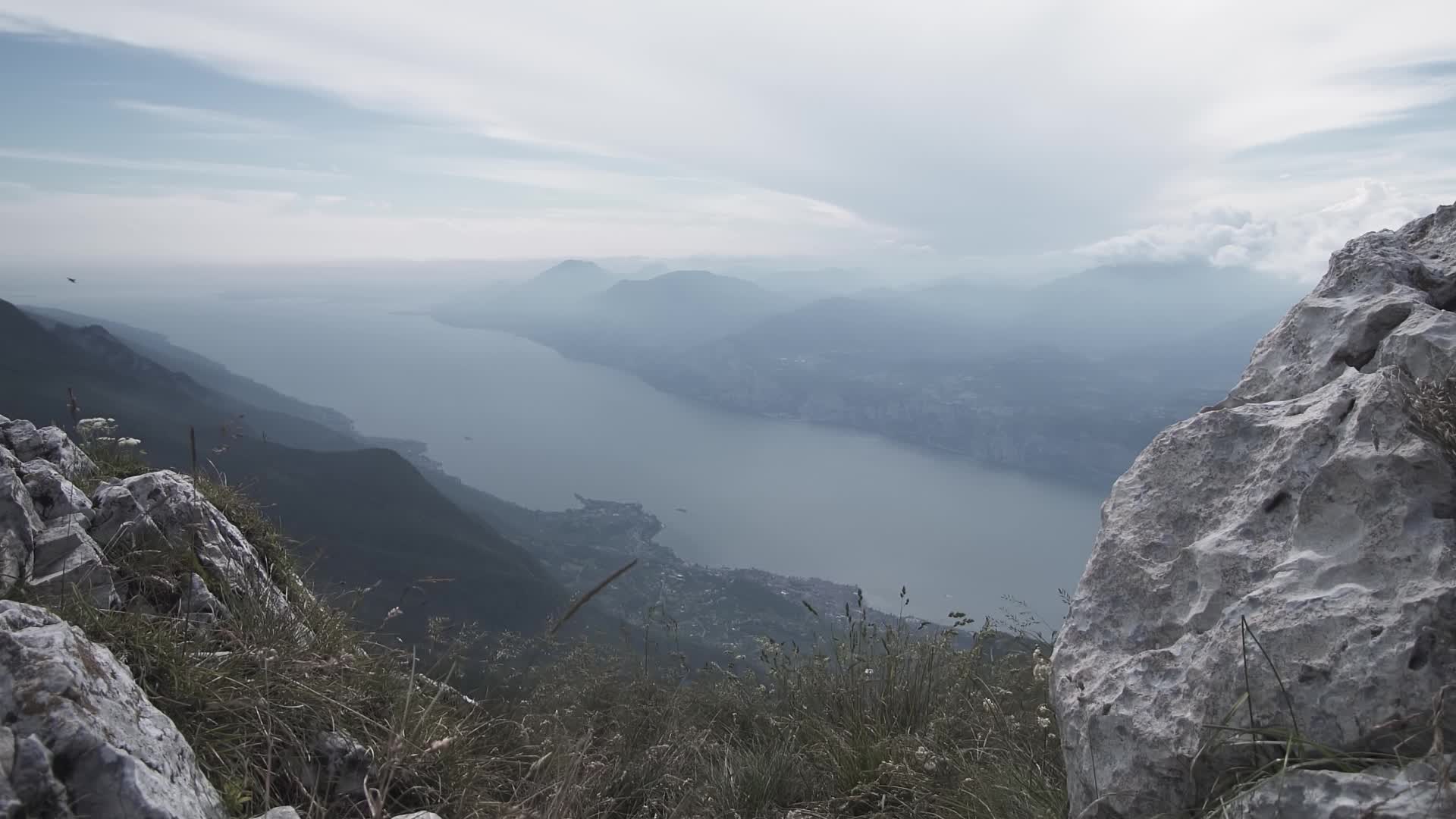 Panorama del Lago di Garda con Tempo Nuvoloso
