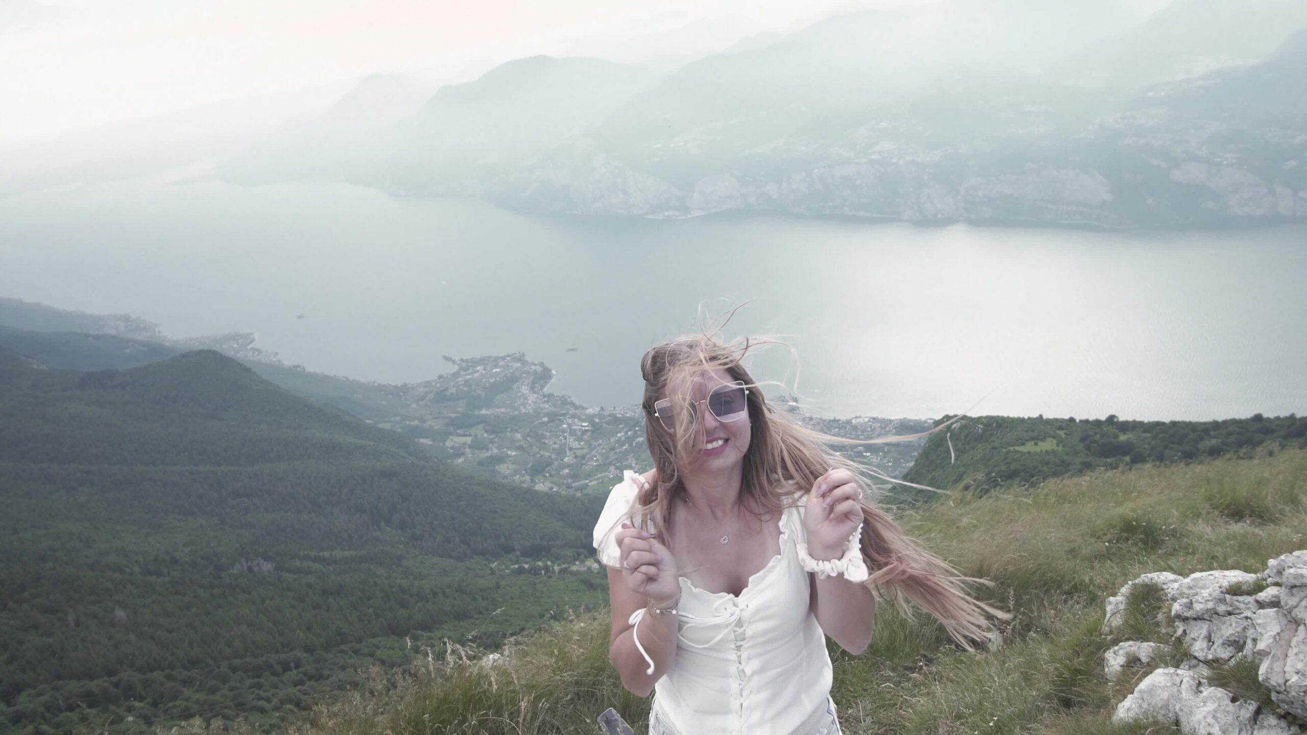 Donna giovane felice al vento sulle montagne
