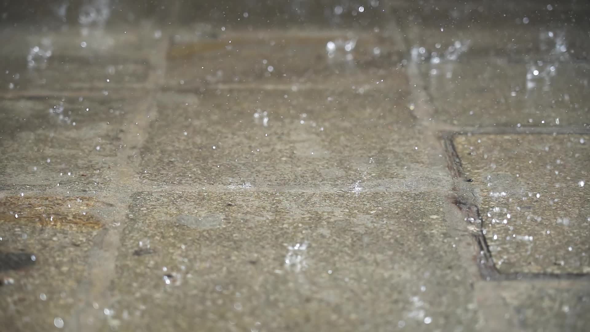 Pioggia cade sulla strada in slow motion