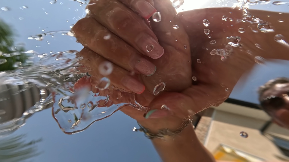Mani vengono lavate sotto rubinetto