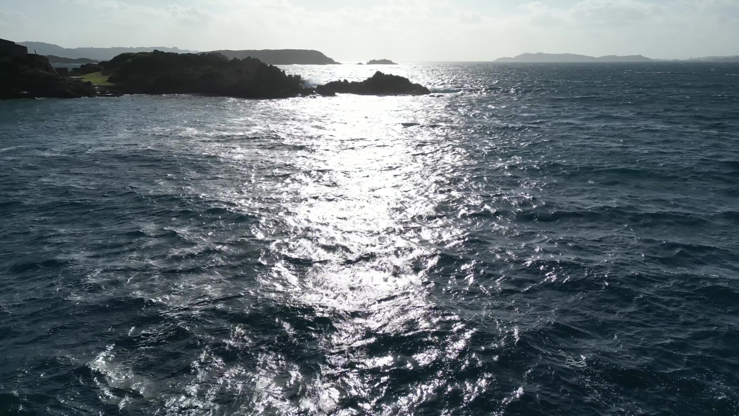 Mare in controluce del sole