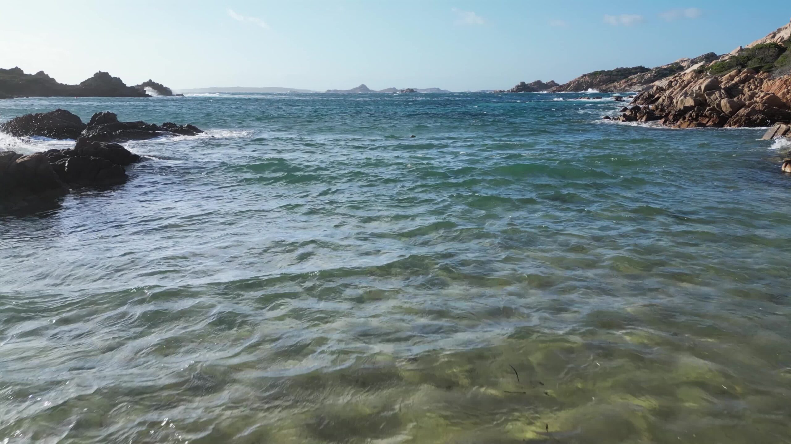 Bellissimo mare azzurro circondato dalla roccia