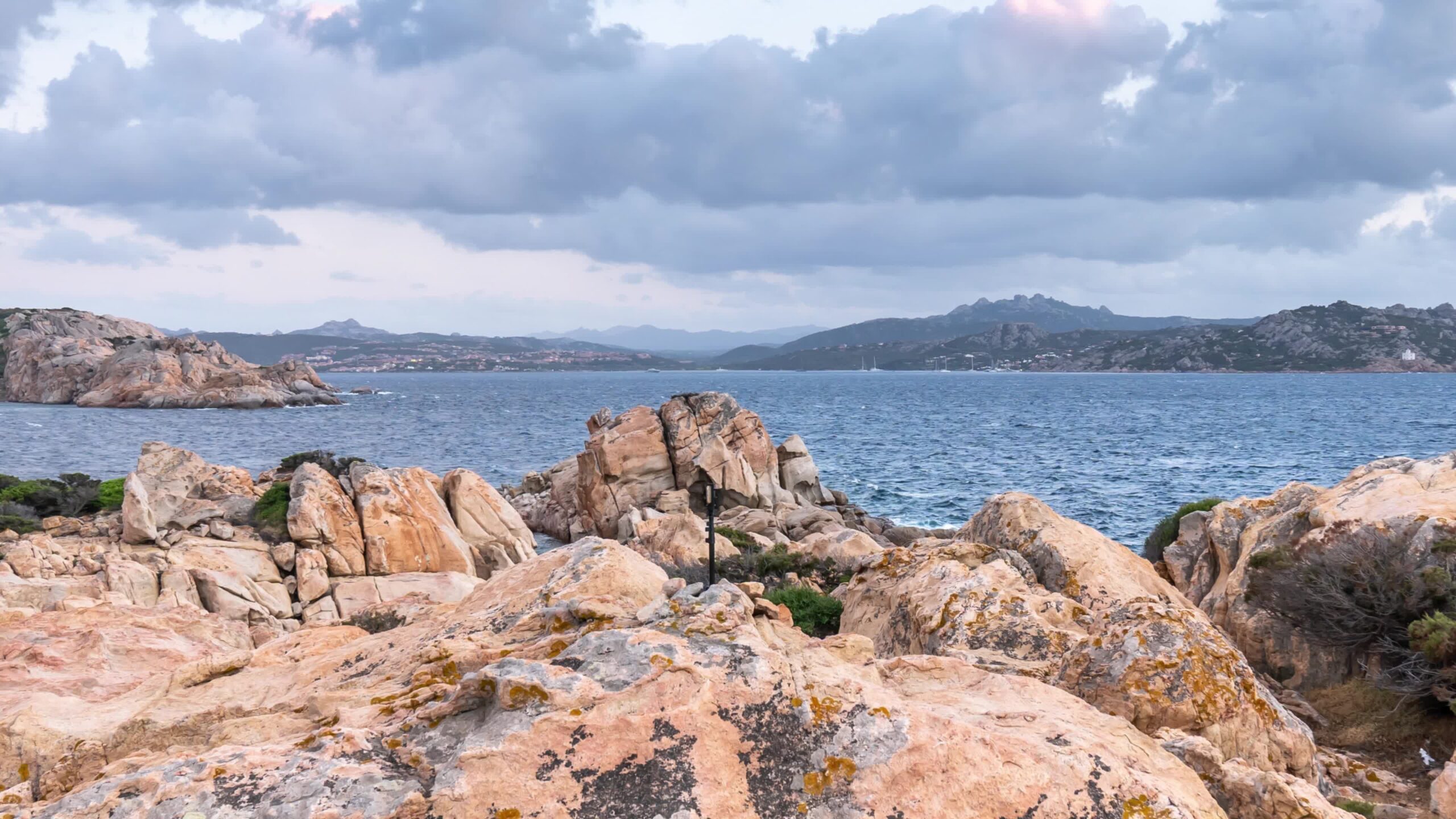 Timelapse sulla costa rocciosa al mare