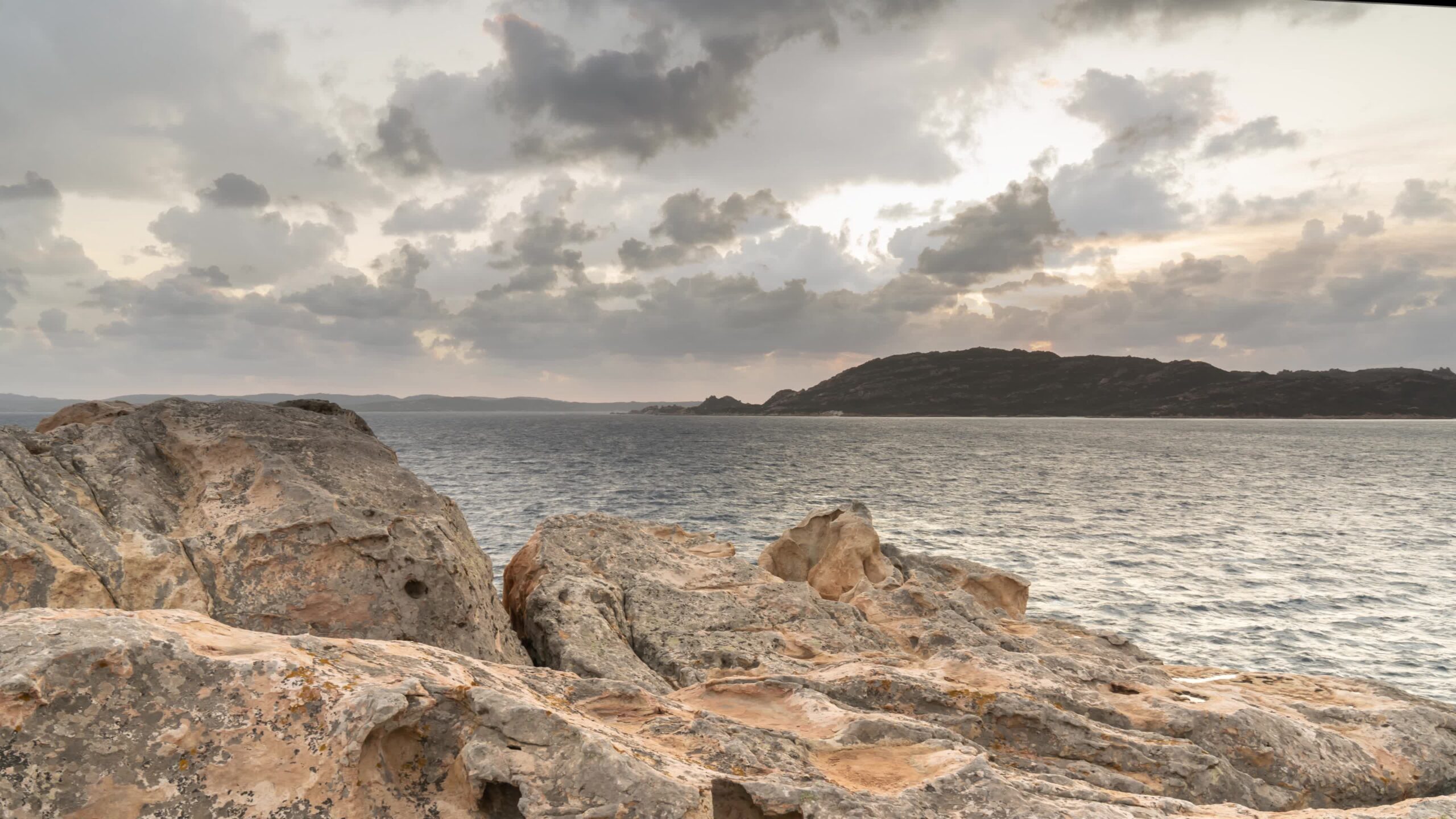 Timelapse nuvoloso al mare tra le rocce