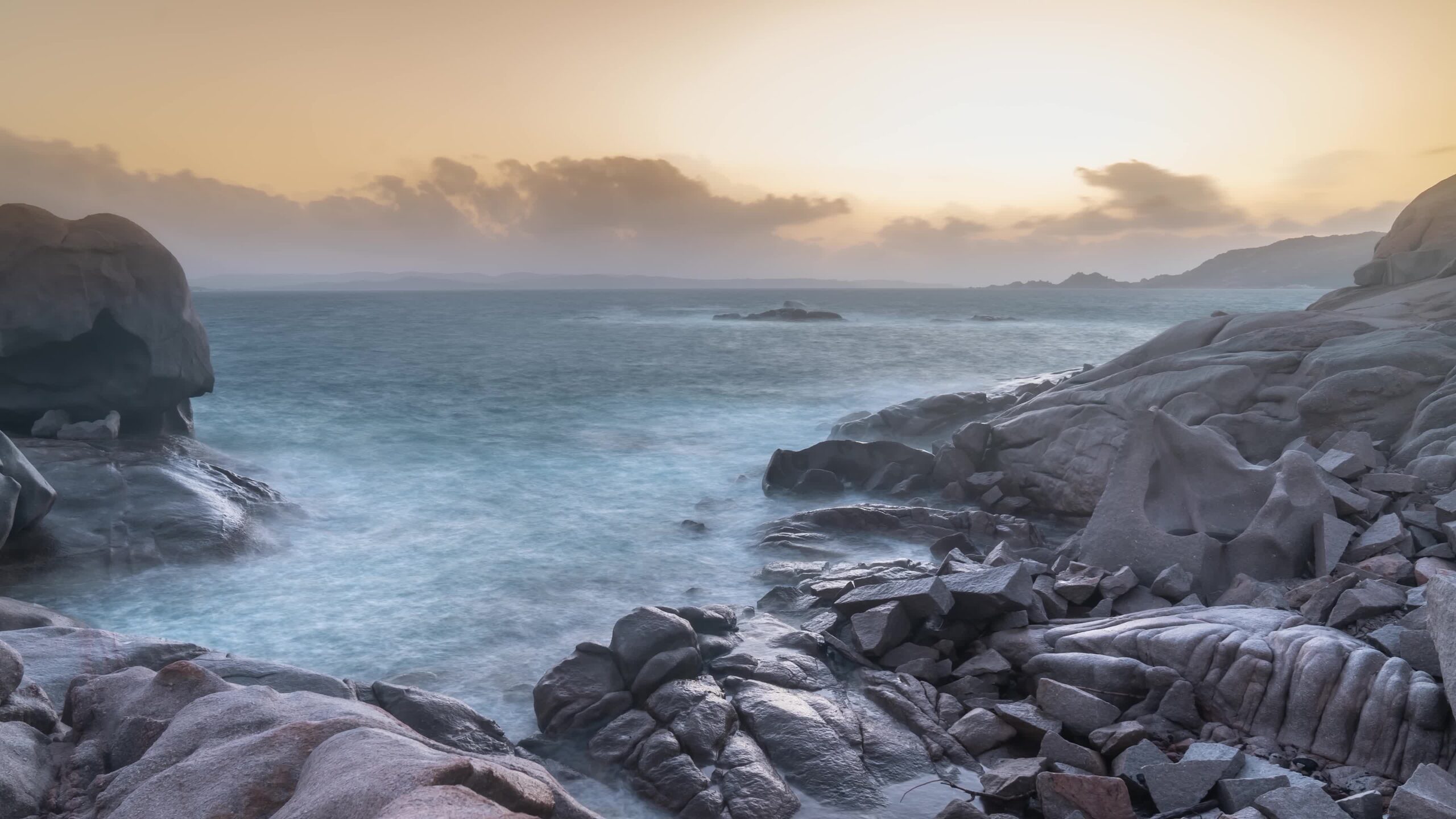 Timelapse del Mare Mosso tra le Rocce a Maddalena
