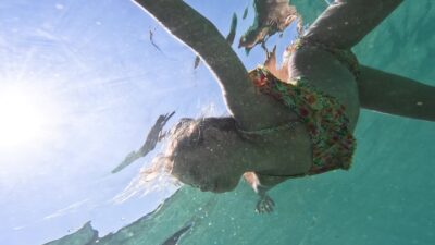 Bambina in apnea sott'acqua
