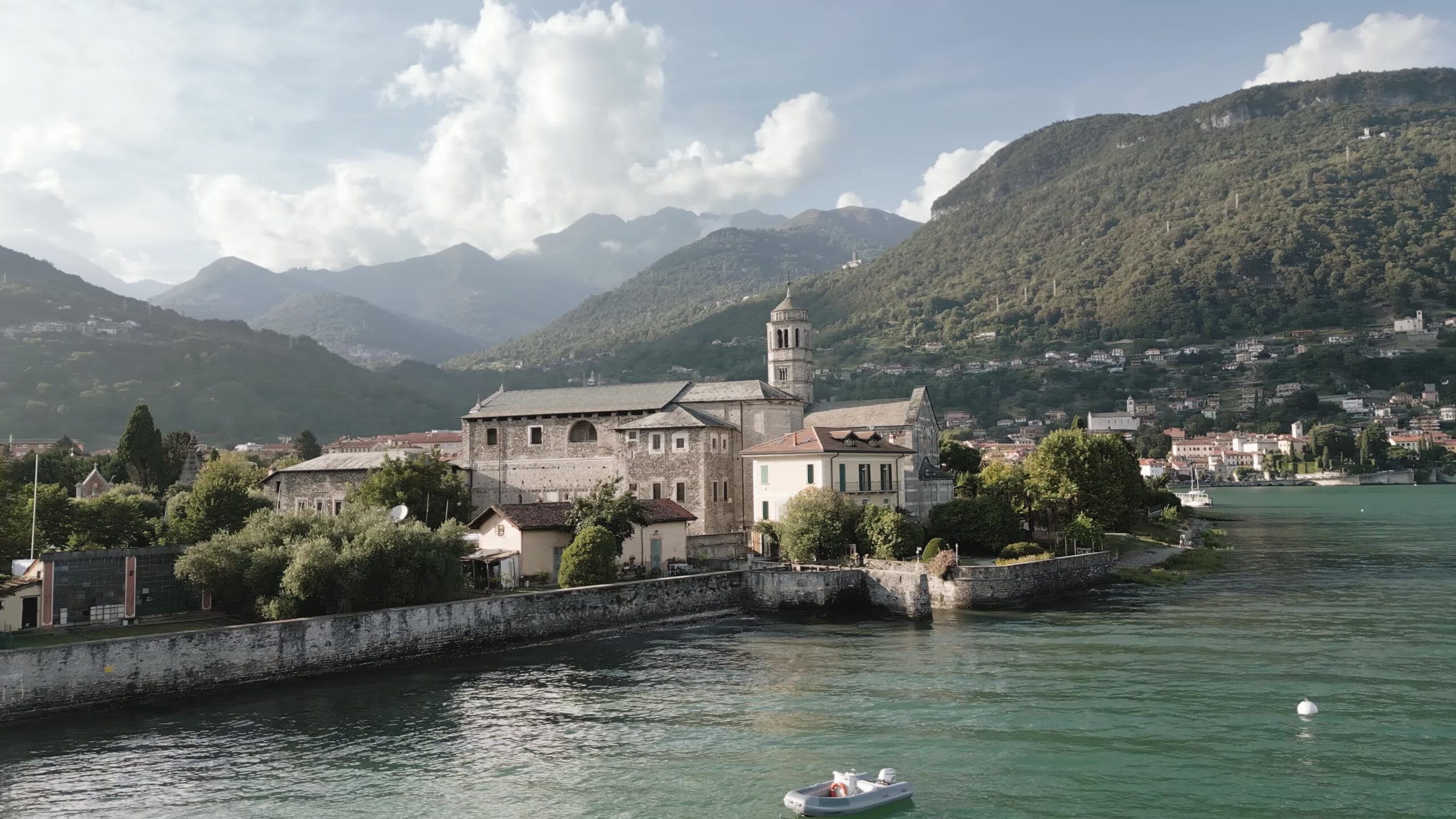 Chiesa con la torre in riva del lago