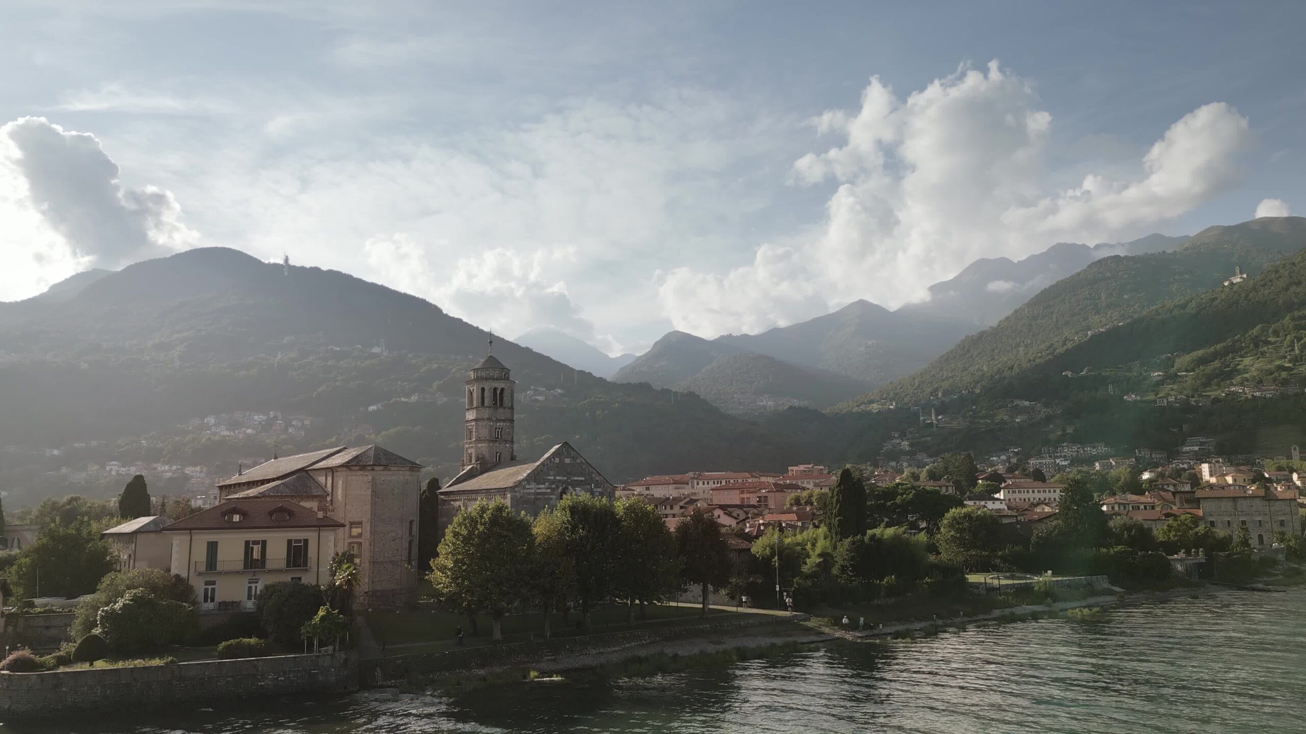 Città in riva al lago di Como