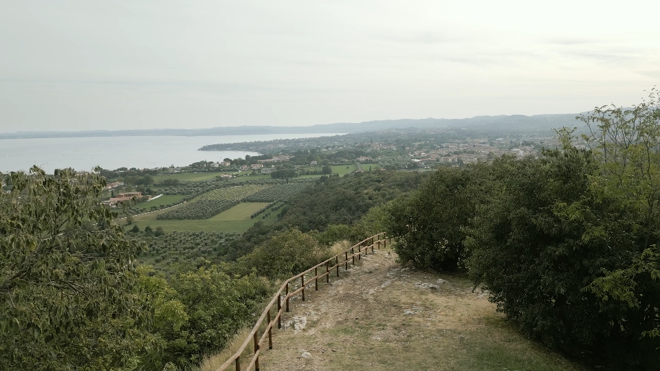 Riva del lago di Garda in estate