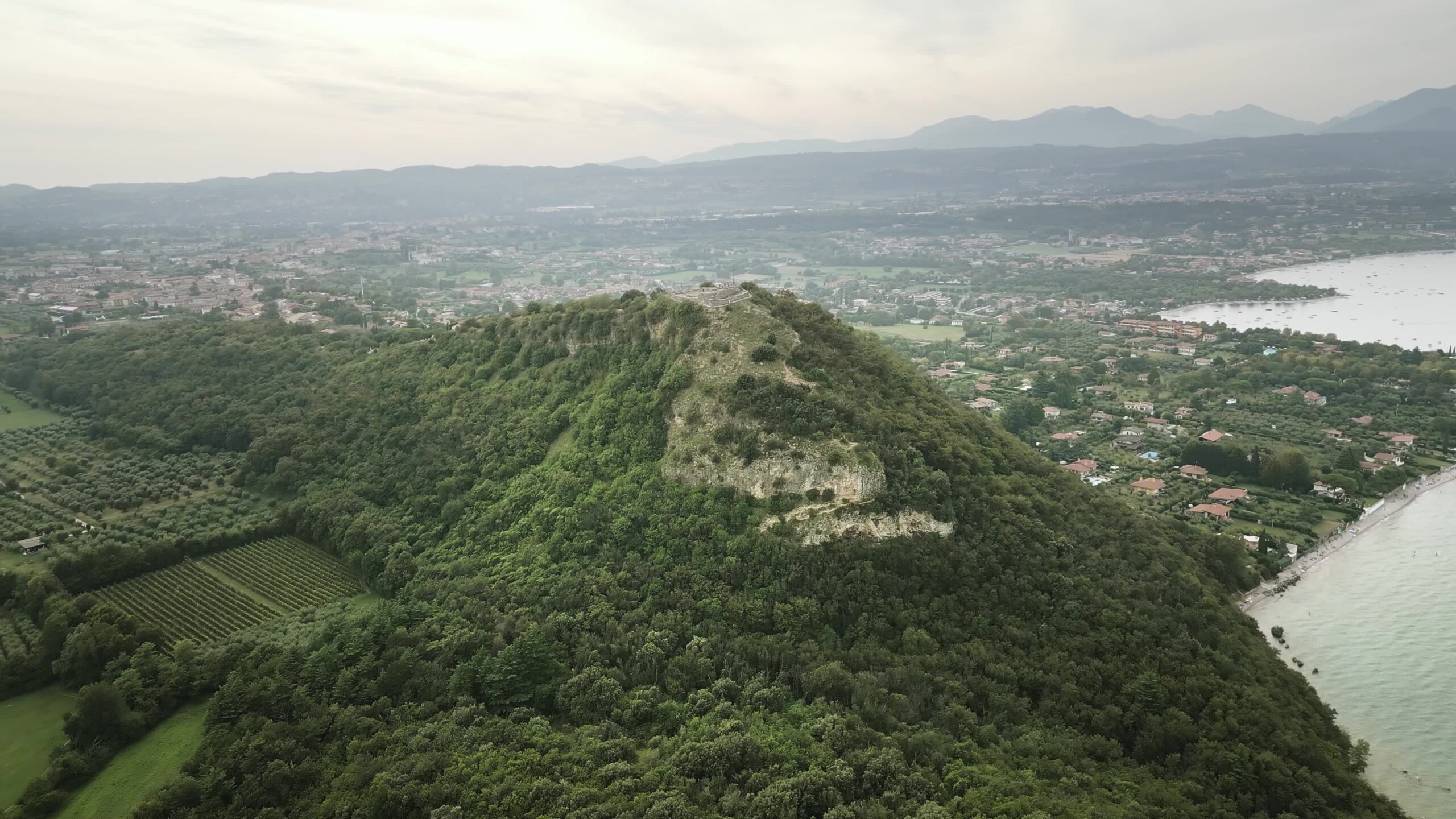 Collina verde in riva al lago di Garda