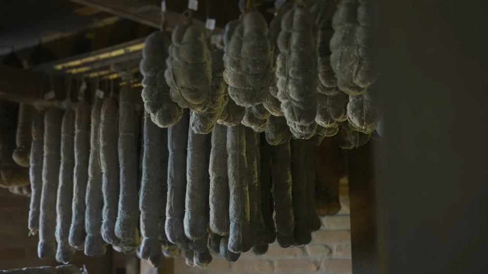 Salumi in cantina