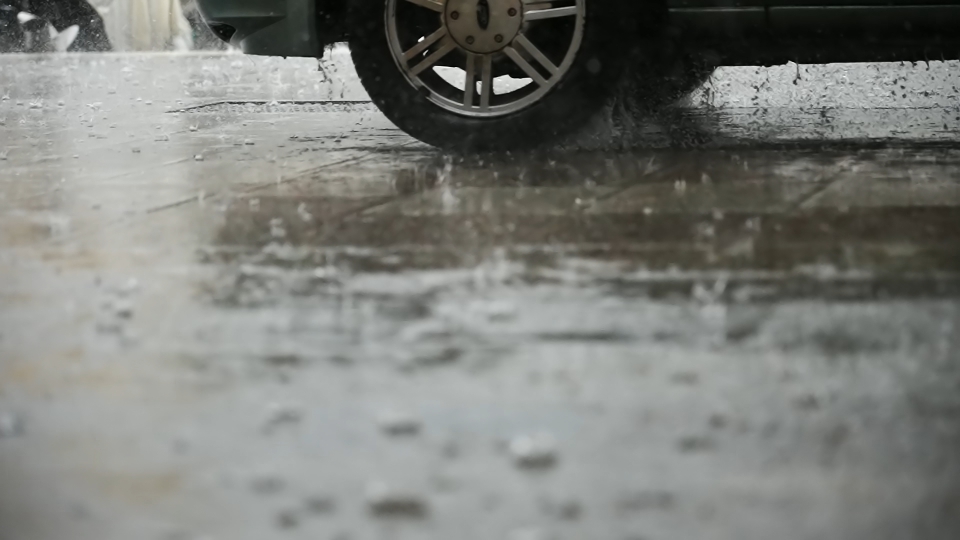 Pioggia sulla strada dove passa automobile