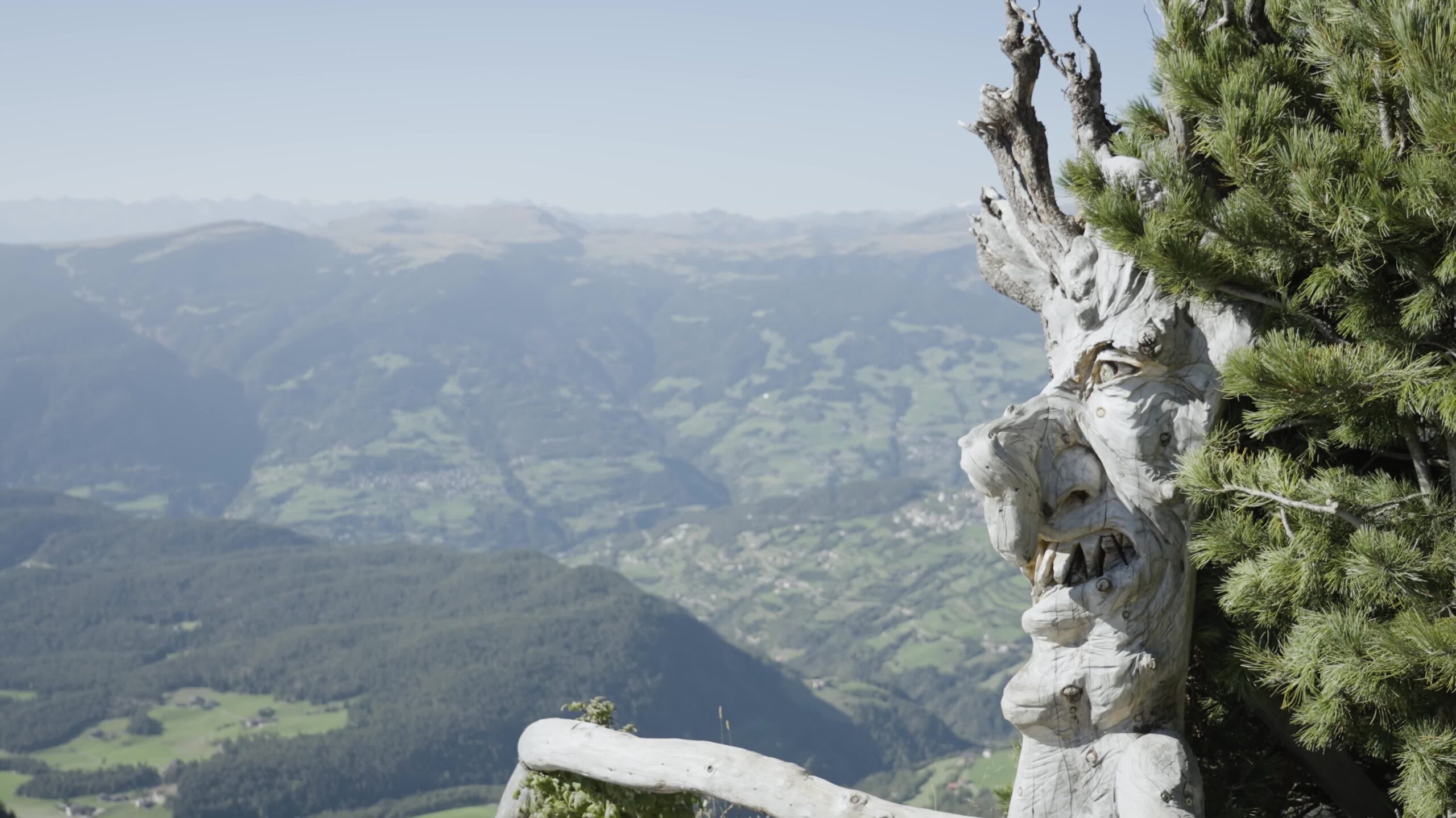 Viso di una strega brutta sulle montagne