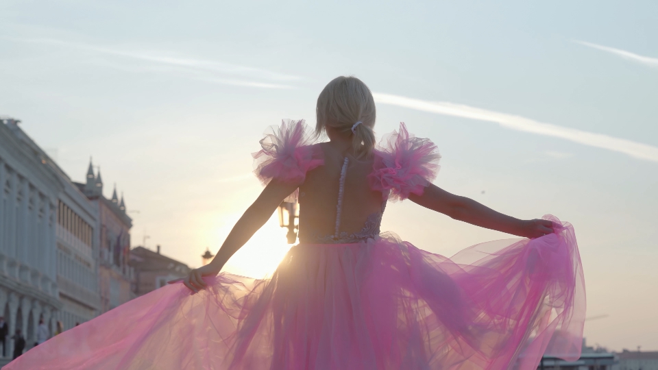 Donna in abito rosa posa a Venezia