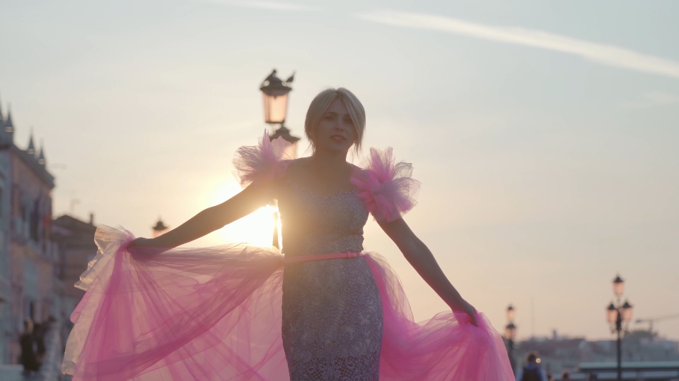 Donna elegante posa al tramonto in città