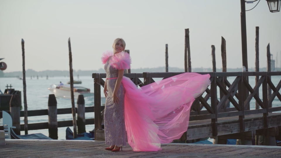 Donna in abito elegante rosa