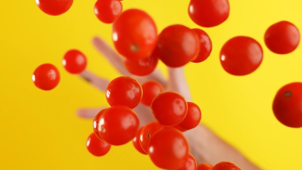 Ciliegini lanciati in slow motion