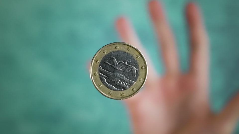 Moneta da 1 euro viene lanciata