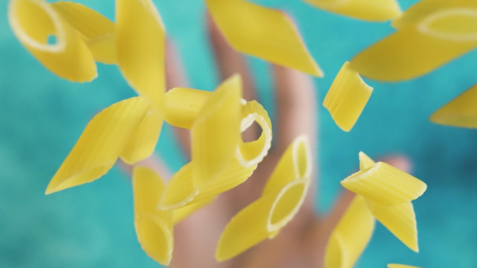 Le penne lanciate con la mano