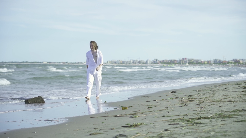 Passeggiata sulla Spiaggia al Mare