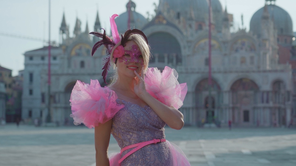 Modella bionda felice in maschera da Carnevale a Venezia