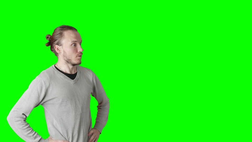 Uomo con espressione sorpresa sul green screen