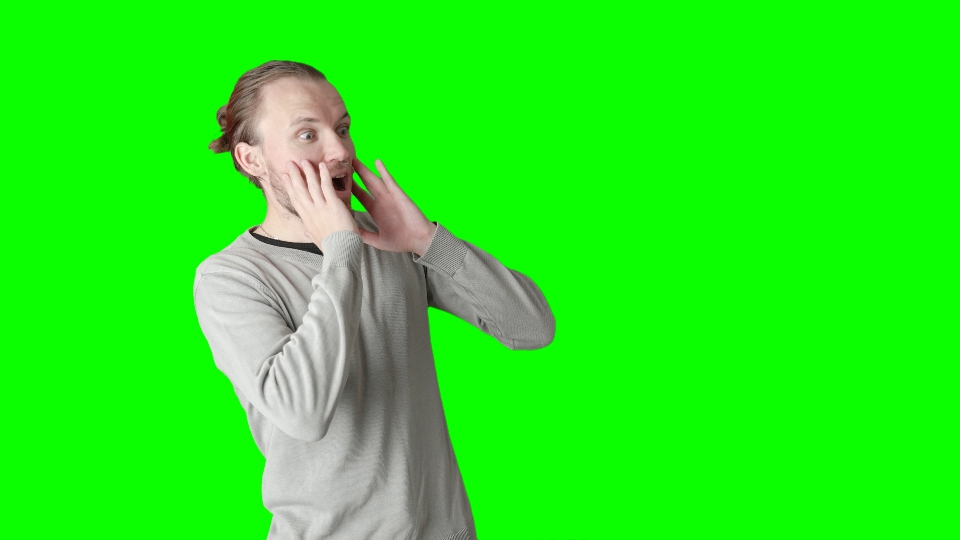Uomo guarda green screen facendo espressione di grande stupore