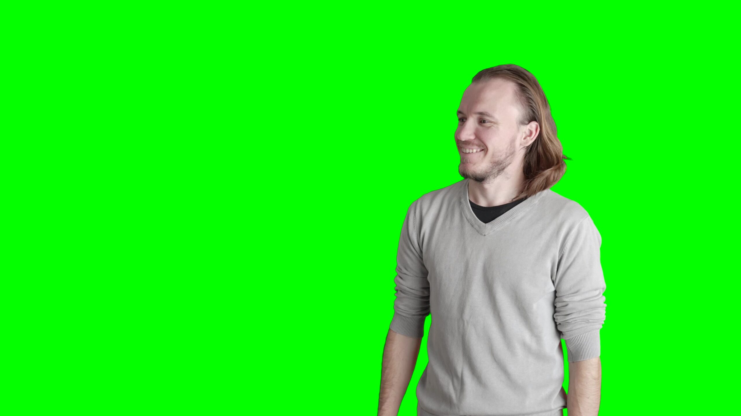 Uomo sorride guardando green screen