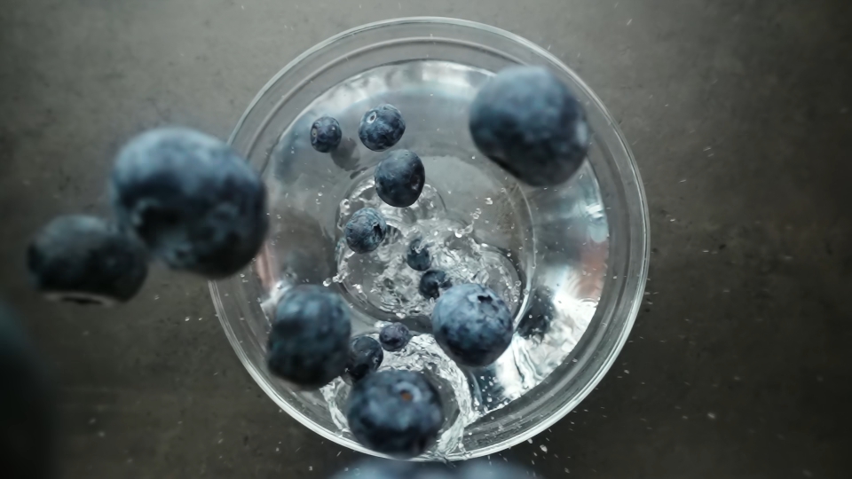 Cascata di Mirtilli in Slow Motion