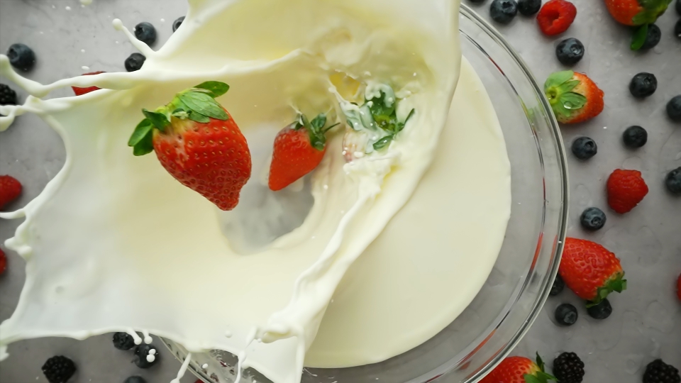 Splash in Slow Motion: Fragole nel Latte