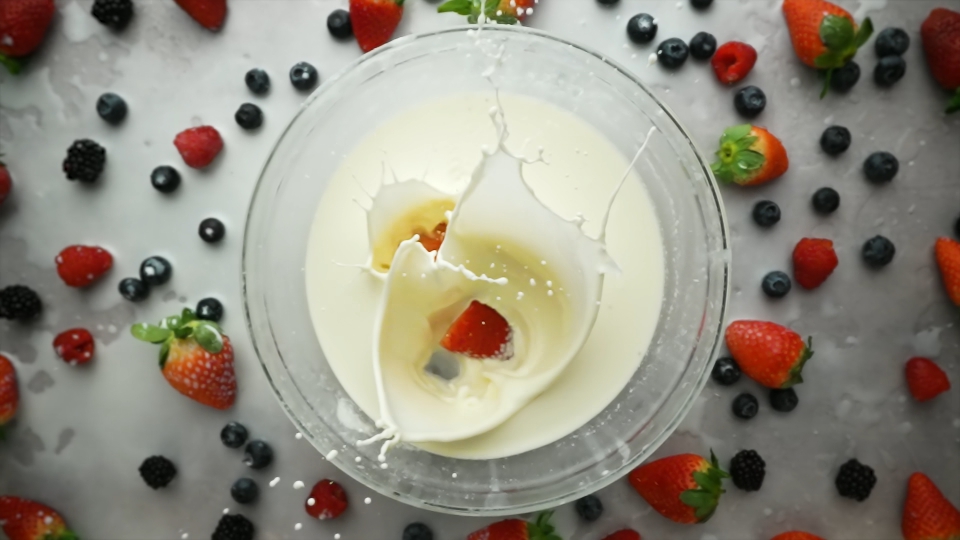 Fette di Fragole che Cadono nel Latte