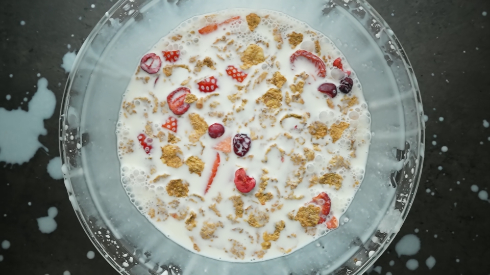 Cereali con Frutti di Bosco e Latte