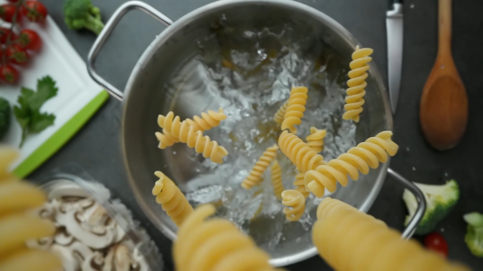 Pasta che Scorre nella Pentola con l’Acqua