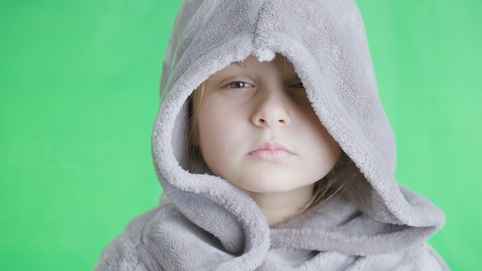 Sguardo Serio di una Bambina col Cappuccio