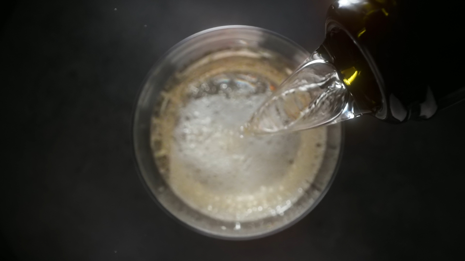 Versamento di Champagne in Calice
