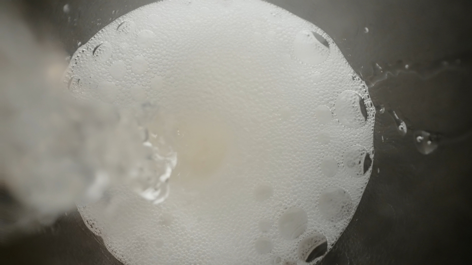 Immersione nel Versamento di Spumante – Ripresa Macro