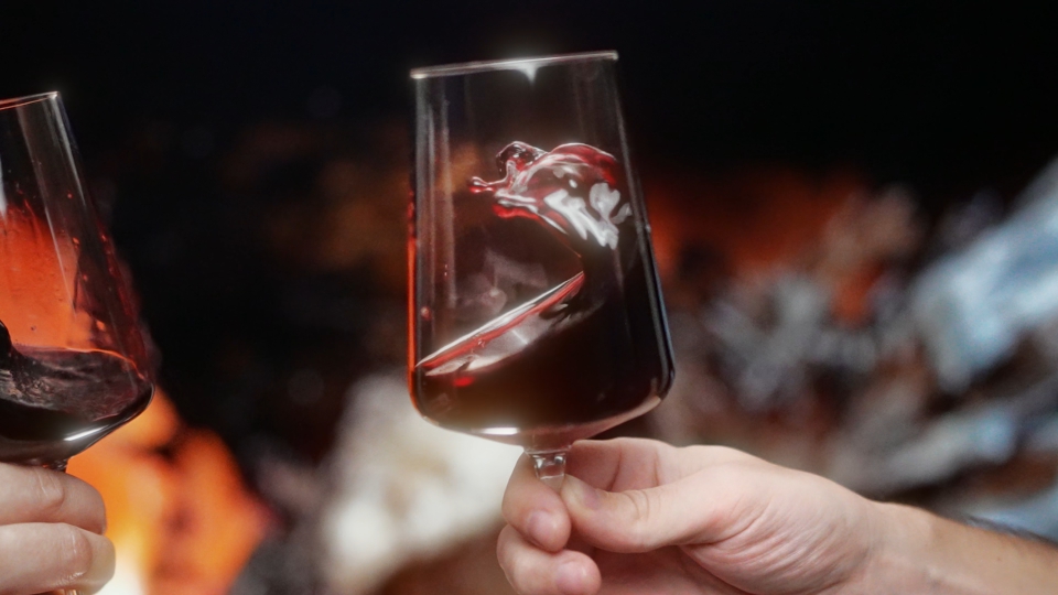 Vino Rosso in Slow Motion – Brindisi Affettuoso