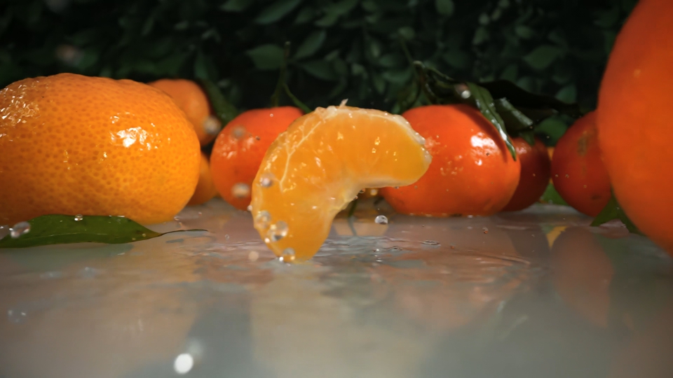 Super Slow-Motion Mandarin Slices