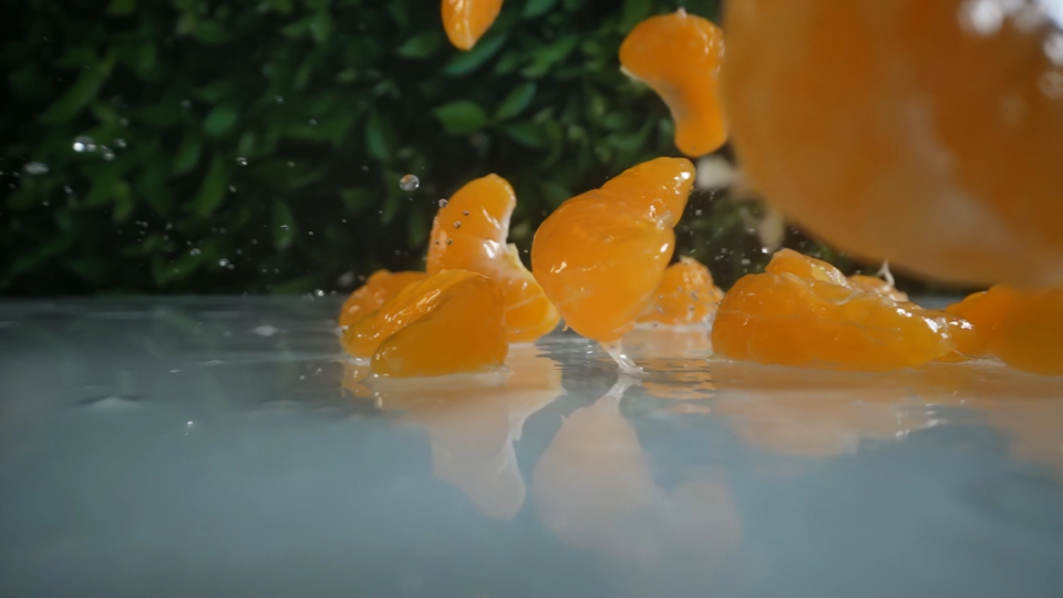 Cascata di Fette di Mandarini in Slow Motion