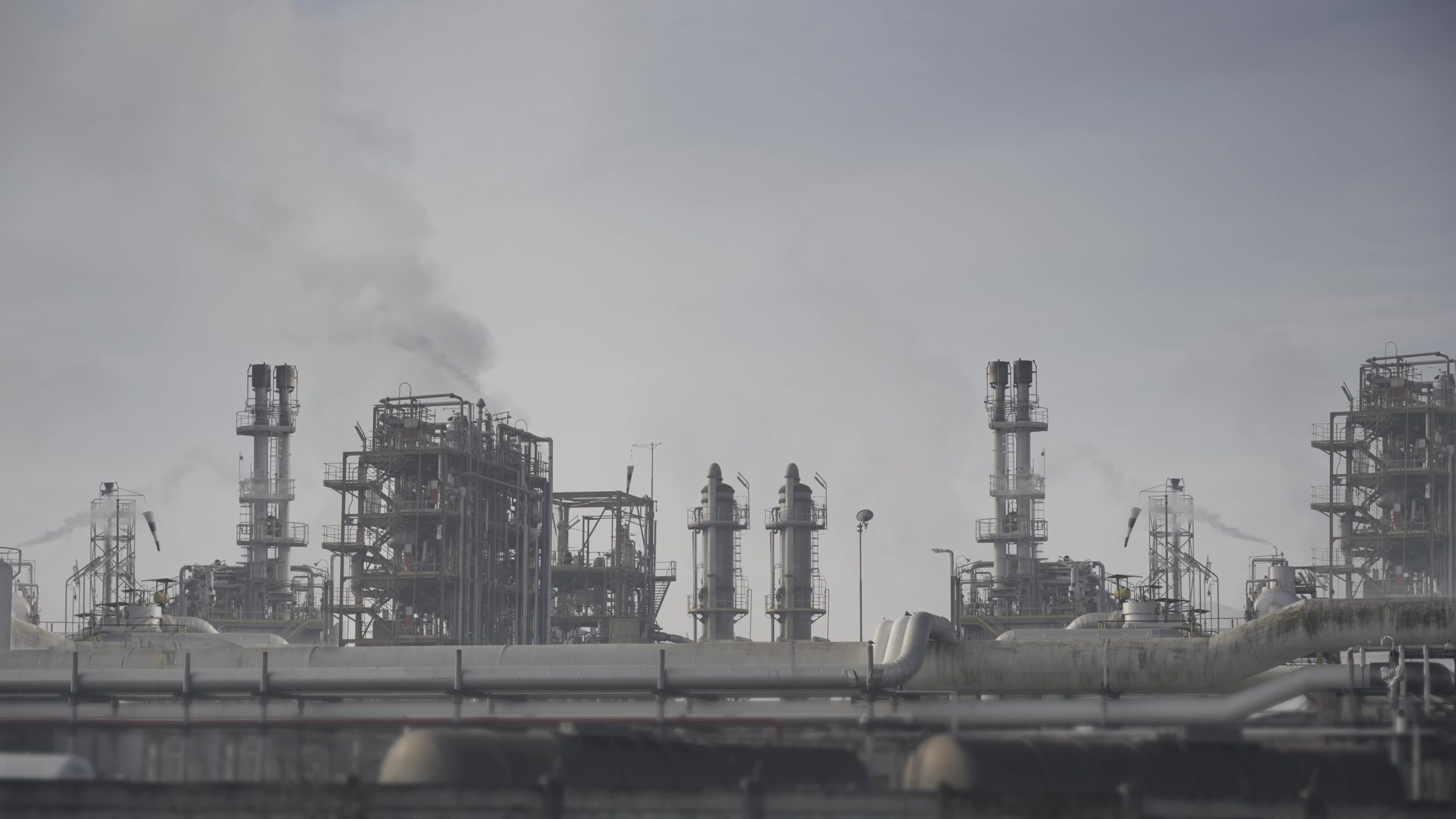 Fabbrica industriale con fumo