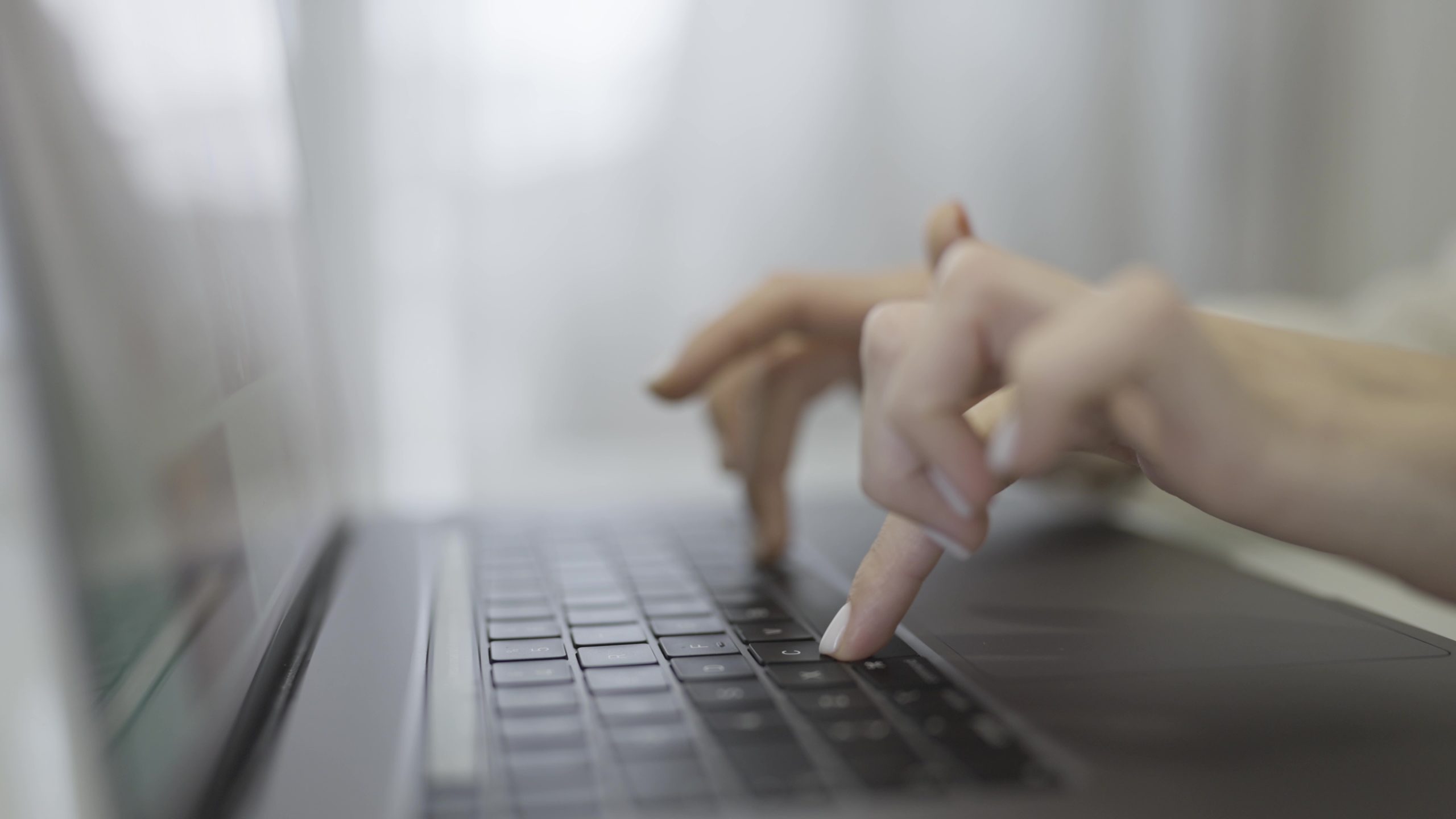 Dita della donna che digitano sulla tastiera del computer