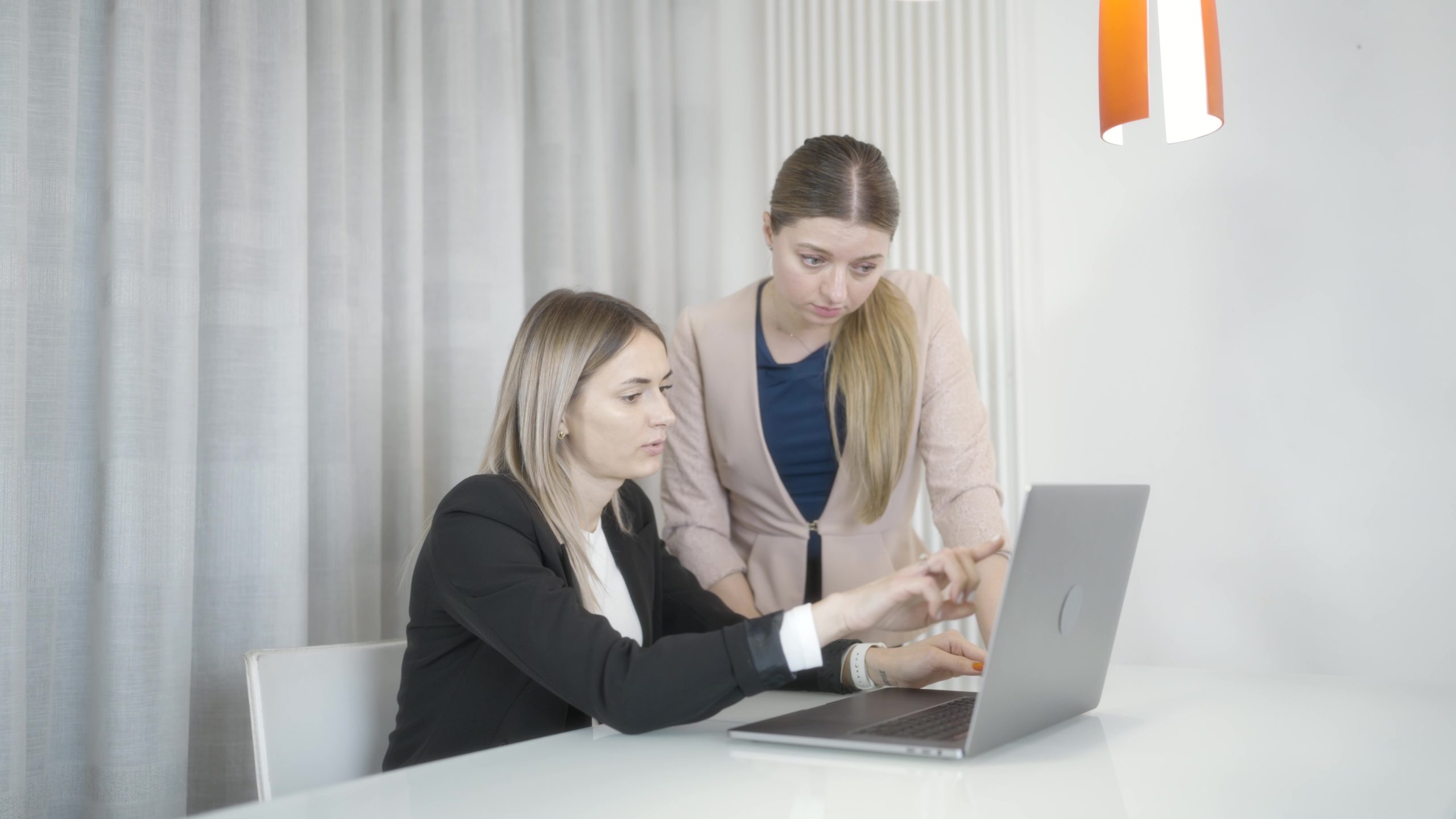 Due donne discutono seriamente al computer