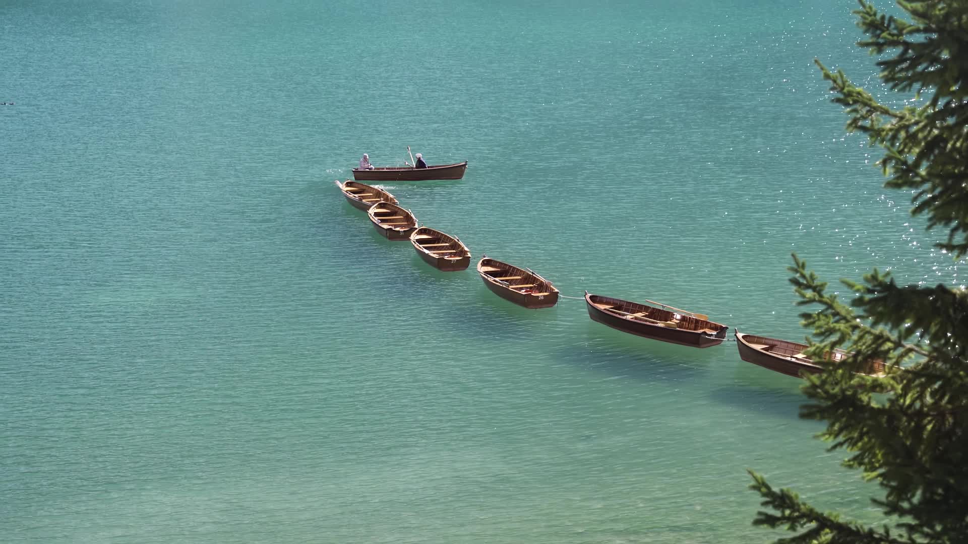 Barche di legno ormeggiate sul lago blu