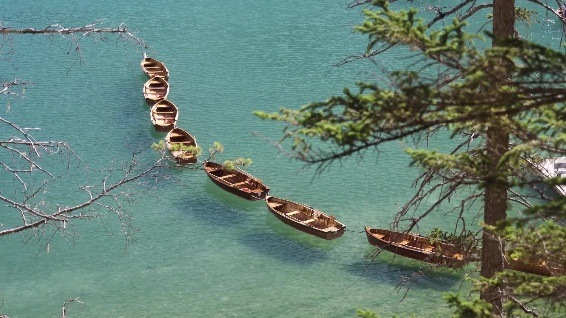 Barche di legno sul lago
