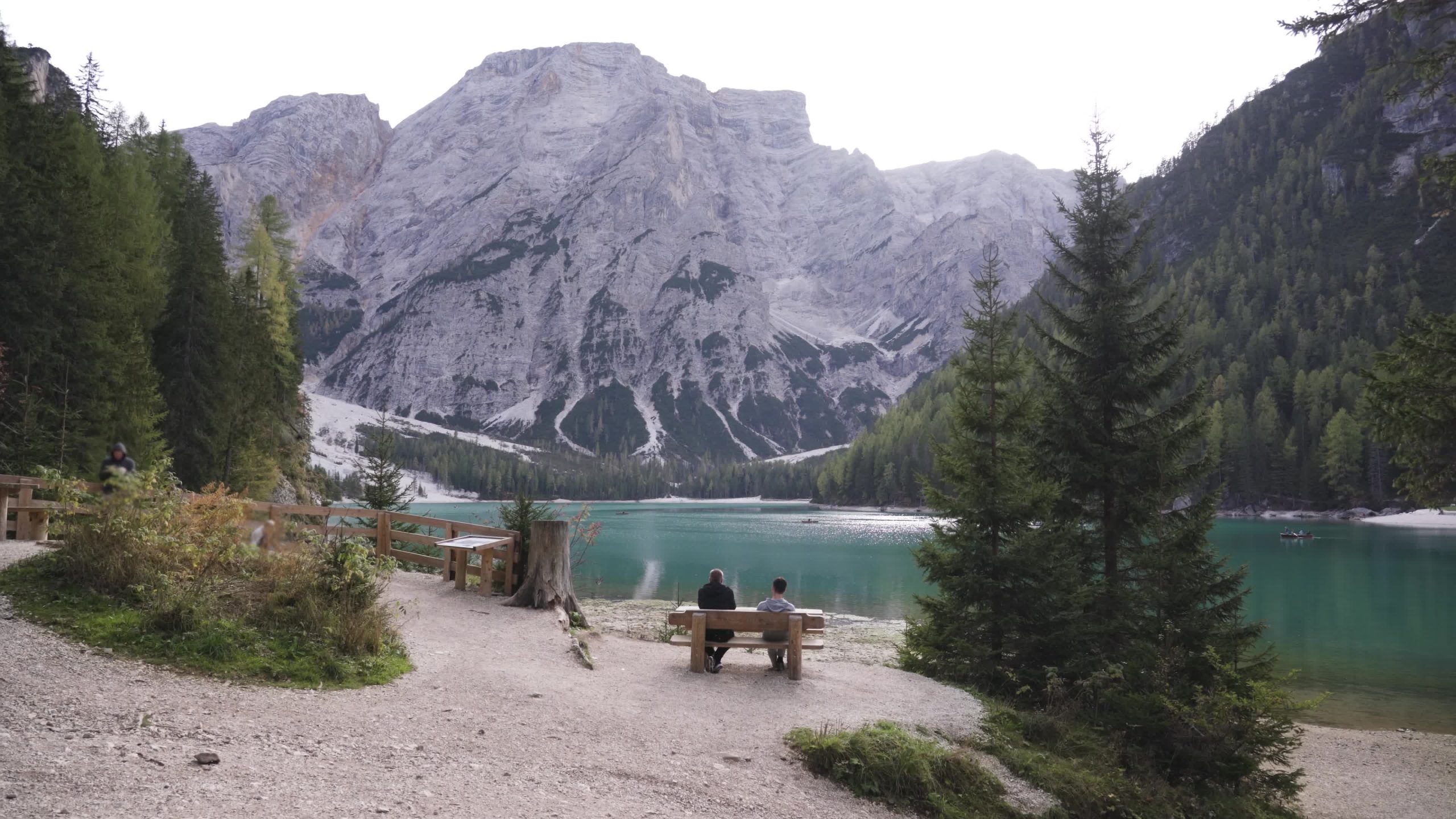 Relax sul lago tra montagne e natura